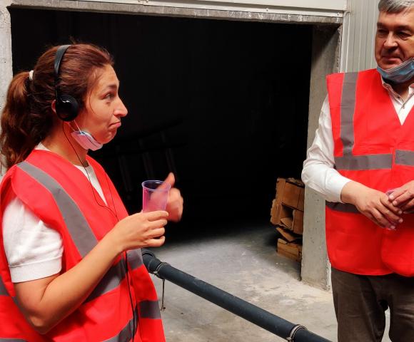 Minister Zuhal Demir drinkt en keurt goed!