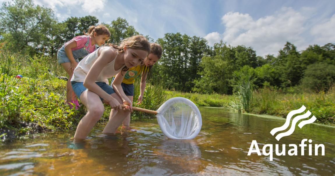 Spelende kinderen in de beek, Aquafin